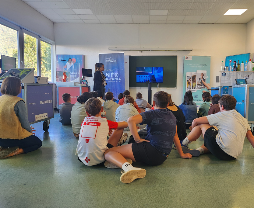 Jeunes en classe découvrant une exposition de découverte des métiers de Cap Métiers