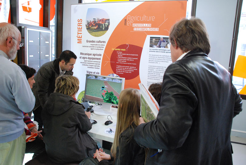 Des jeunes et des adultes découvrent les métiers de l’agriculture à l’aide d’un simulateur interactif lors d’un atelier animé par Cap Métiers Nouvelle-Aquitaine.