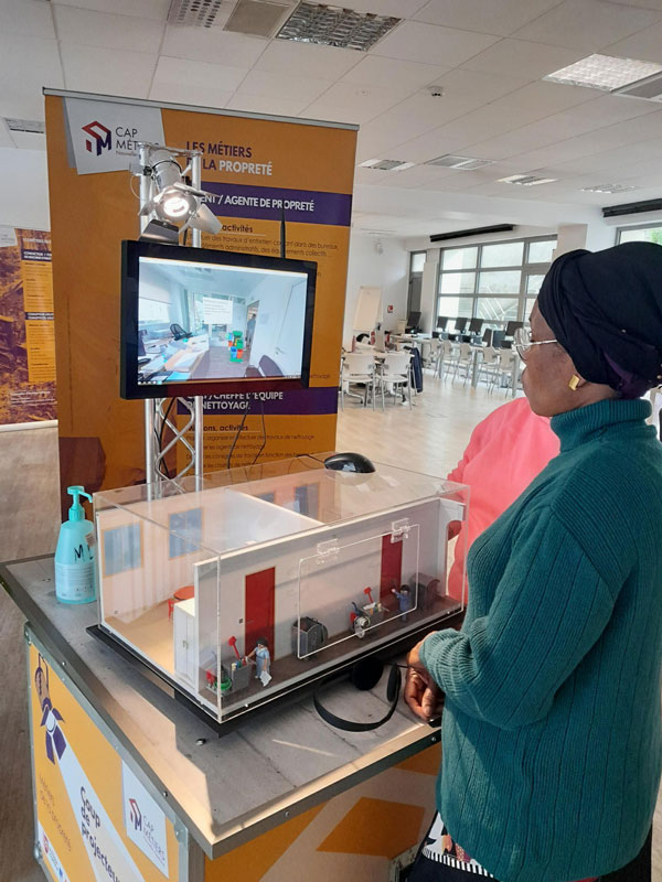 Des visiteurs participent à différents ateliers interactifs pour découvrir les métiers de la propreté lors d’une exposition Cap Métiers Nouvelle-Aquitaine.